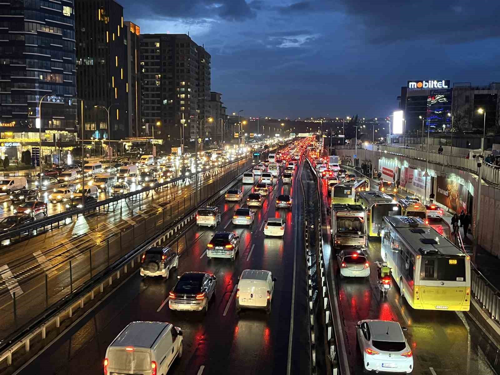 İstanbul’da  trafik yoğunluğu yüzde 83’e ulaştı
