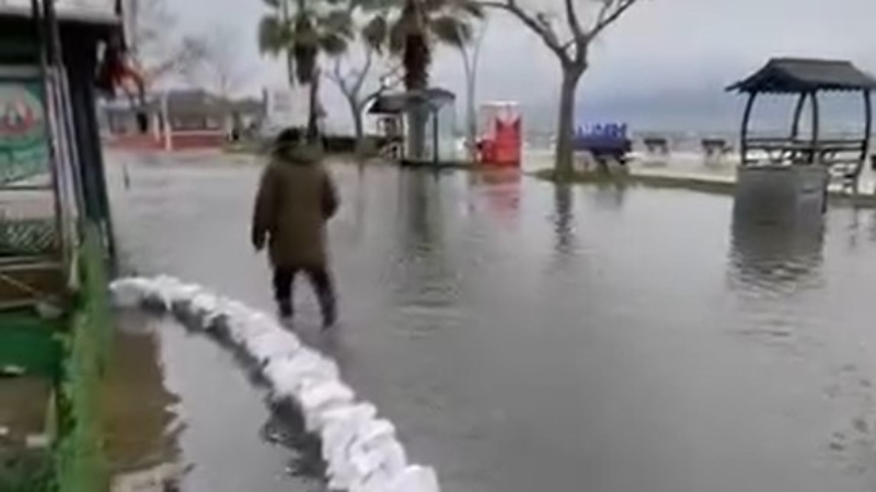 Halıdere sahili sular altında kaldı