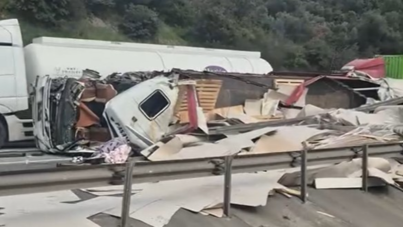 TEM'de iki tır kazaya karıştı, trafik felç oldu