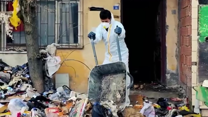 Kötü koku ihbarıyla gidilen evden 30 ton çöp çıktı