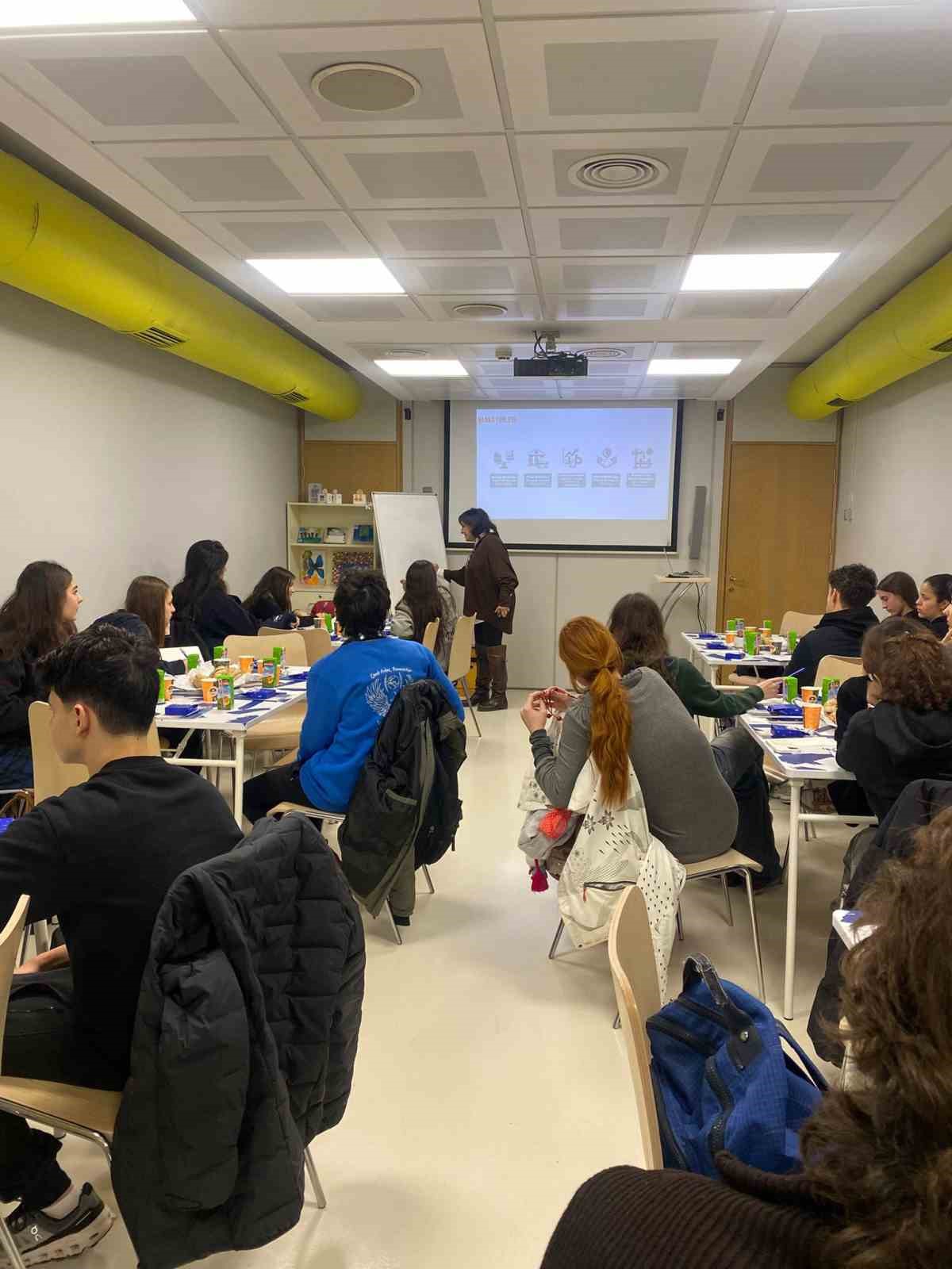 Lise öğrencilerine özel "İş’te Ekonomi" atölyeleri başladı
