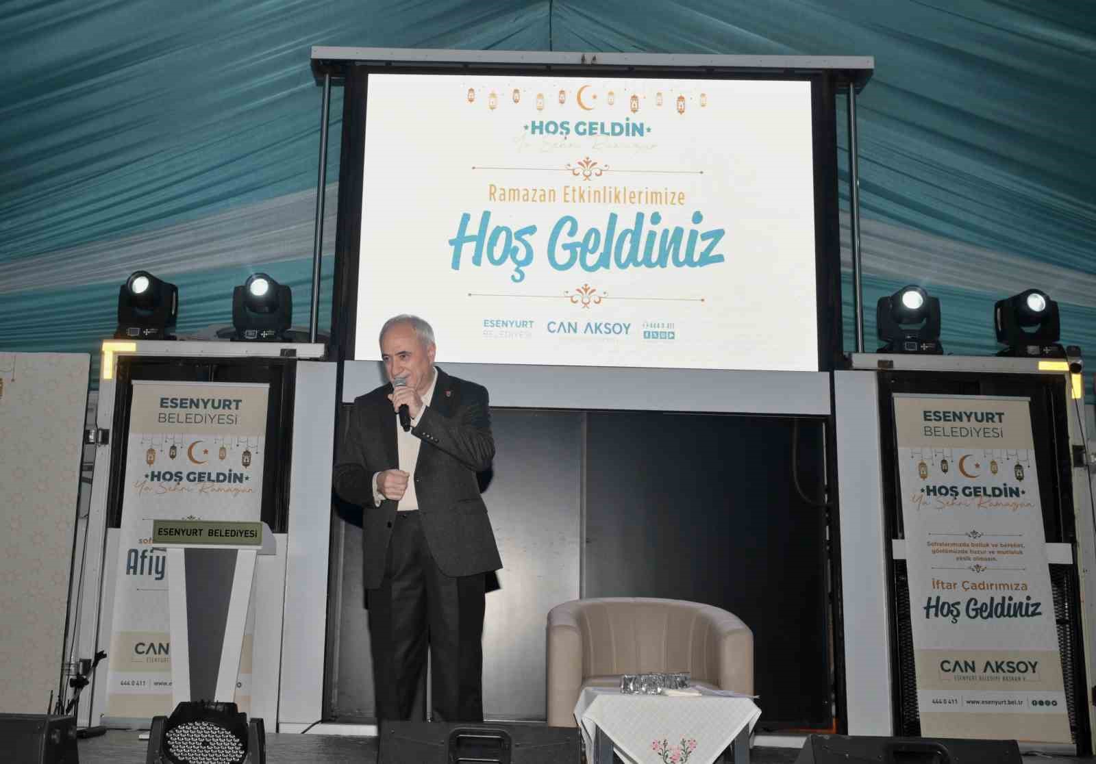 Esenyurt Belediyesi’nin Ramazan etkinliklerinde Nurullah Genç Esenyurtlularla buluştu