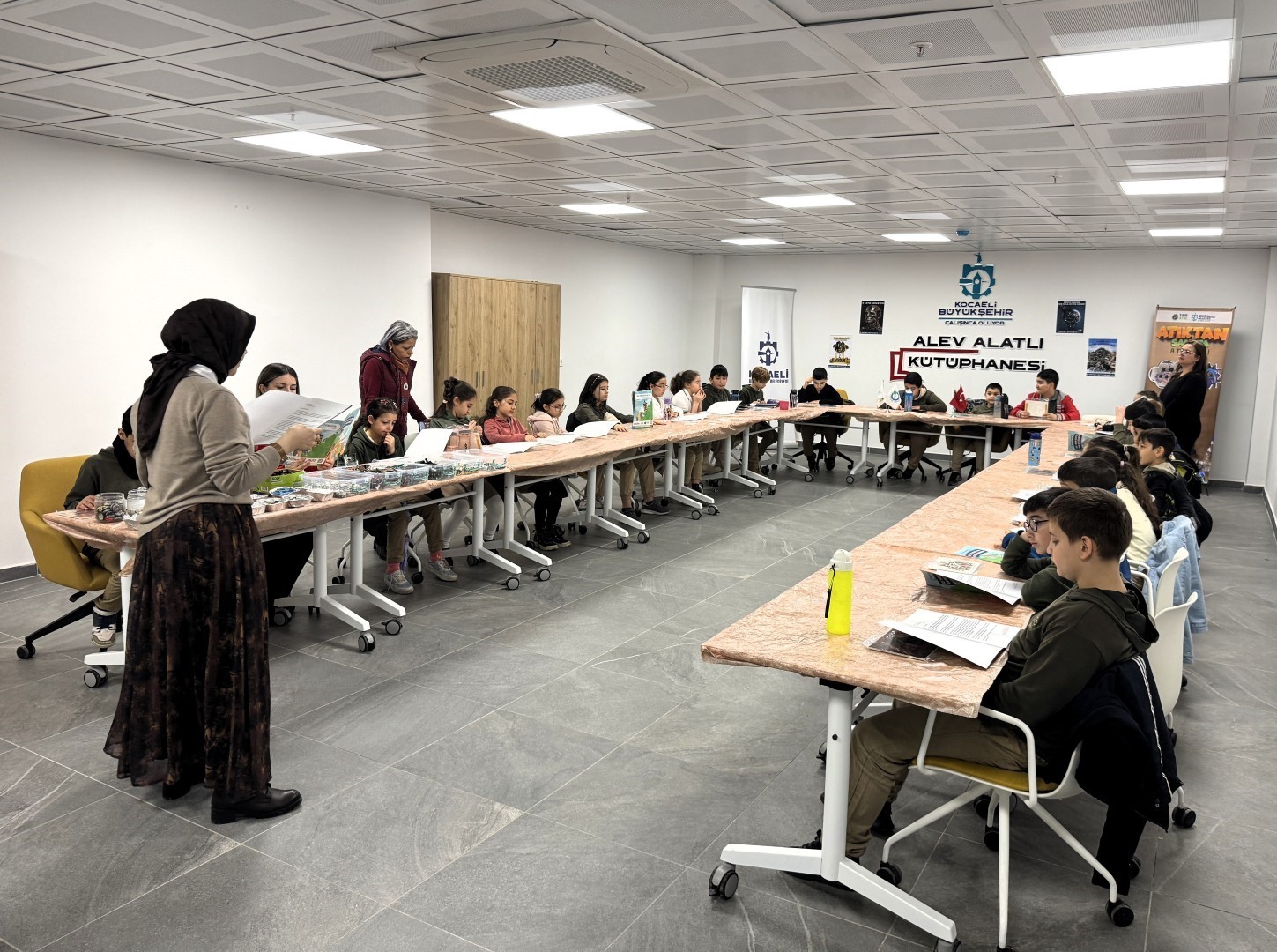 İlkokul öğrencileri elektronik atıklardan tablo yaptı