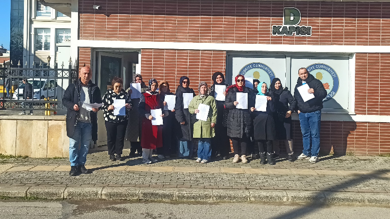 O eğitimci için veliler valilik önünde toplantı