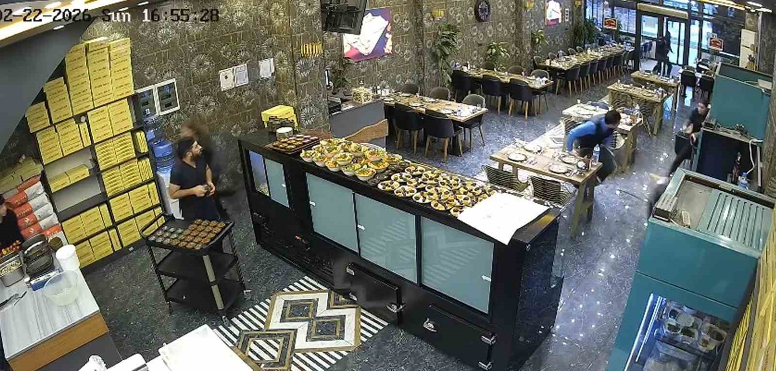 İftara saatler kala kebapçının tavanı çöktü