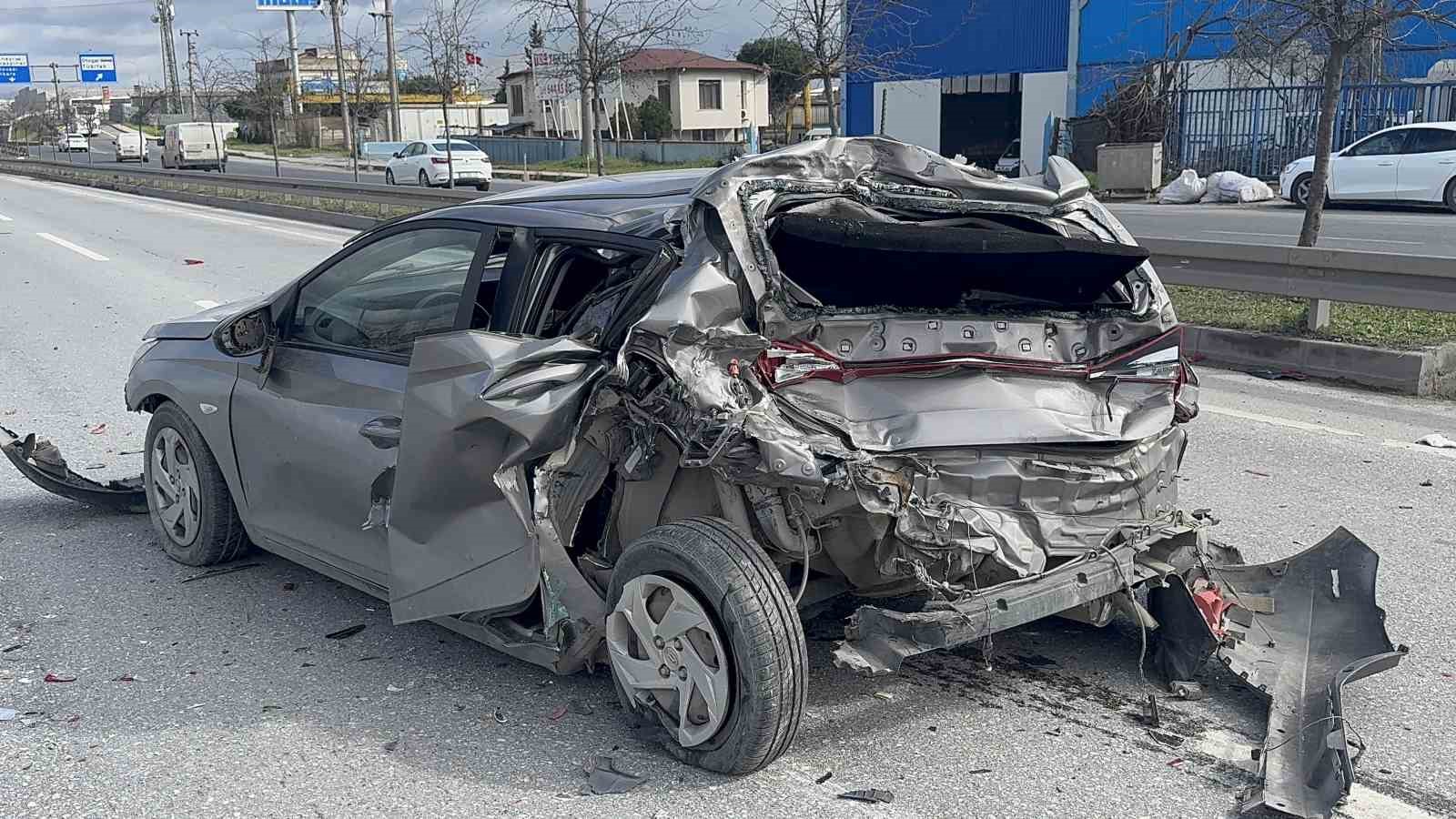 Kamyonun çarptığı otomobil adeta preslendi: 1 yaralı