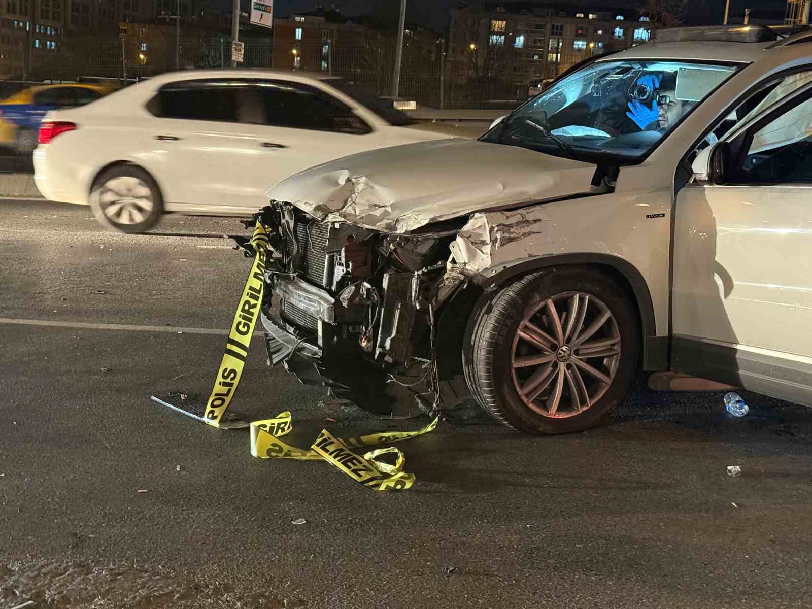 Esenyurt E-5’te otomobilin çarptığı motosiklet sürücüsü hayatını kaybetti
