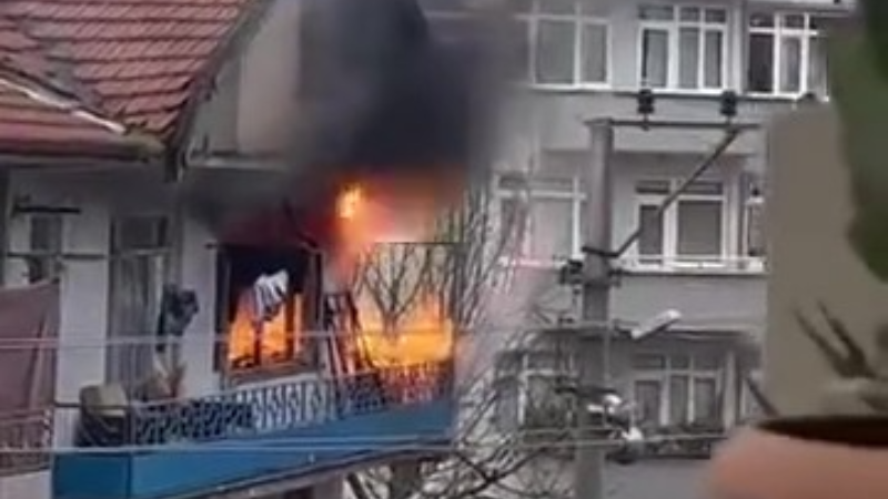 Evde çıkan yangında elektrik kabloları patladı