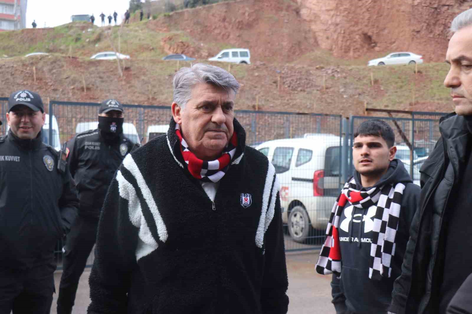 Serdar Adalı taraftarla birlikte maça geldi