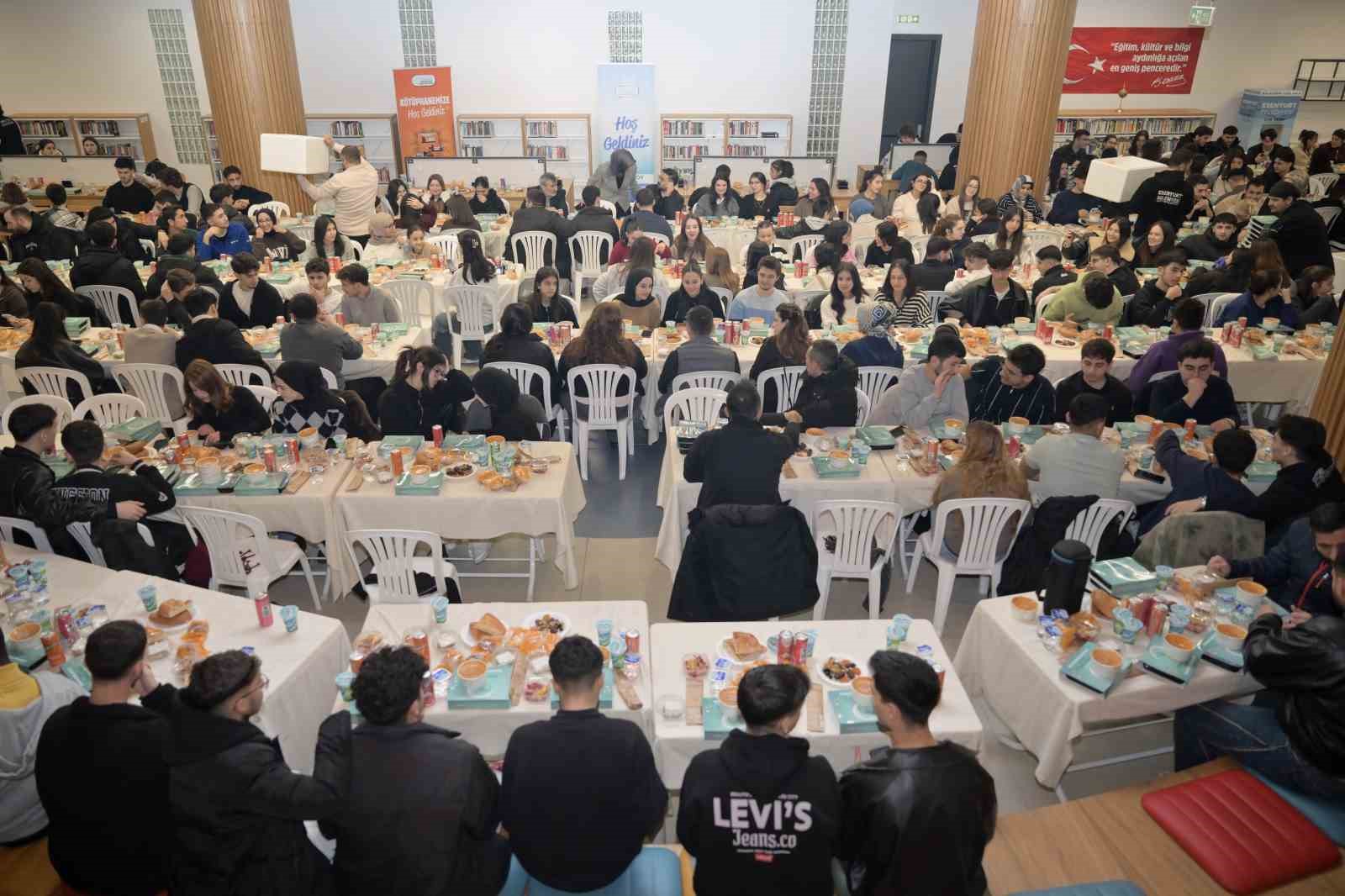 Esenyurt’ta gençlerle iftar buluşması
