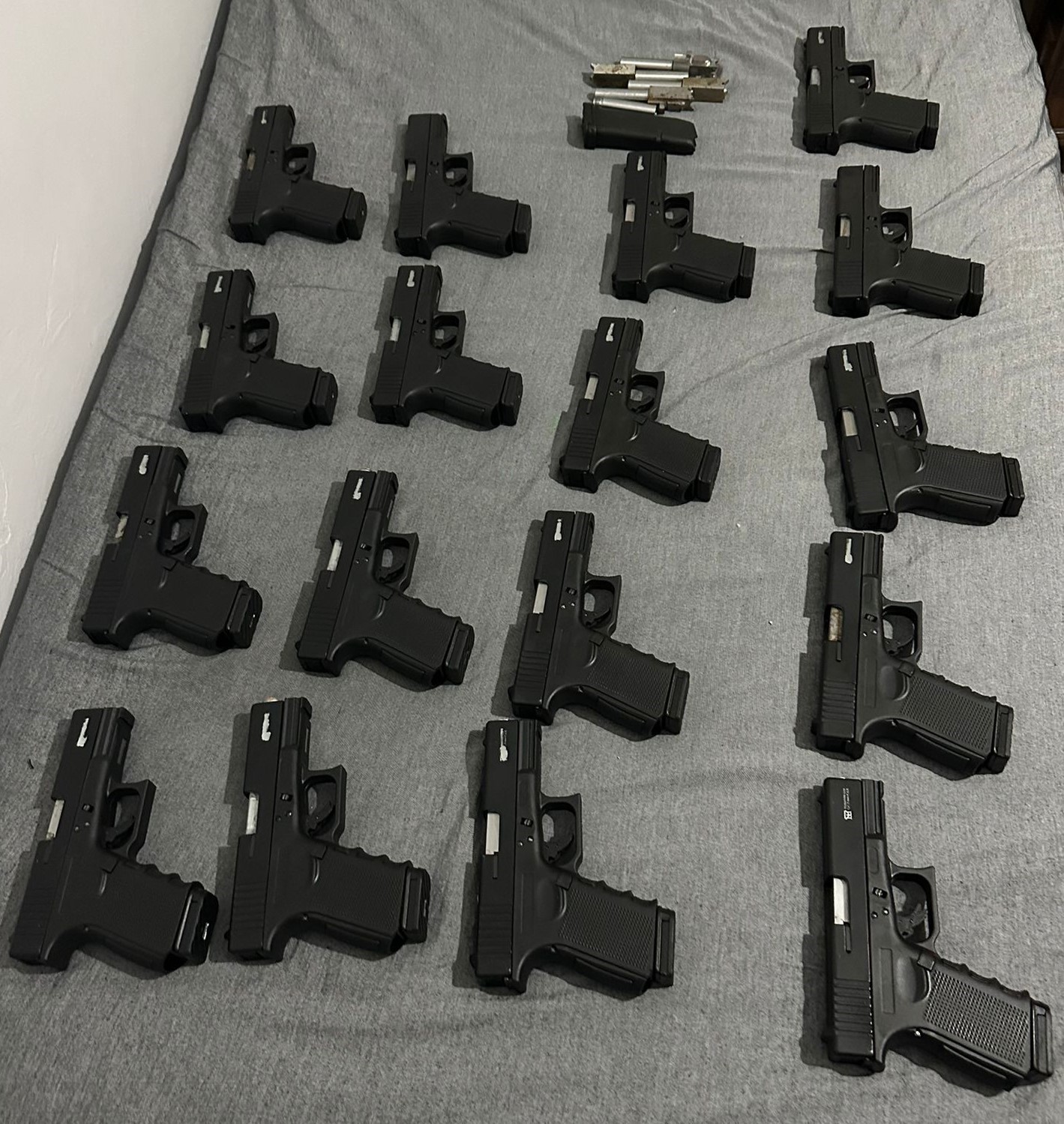 İstanbul’da 19 kaçak tabanca ele geçirildi
