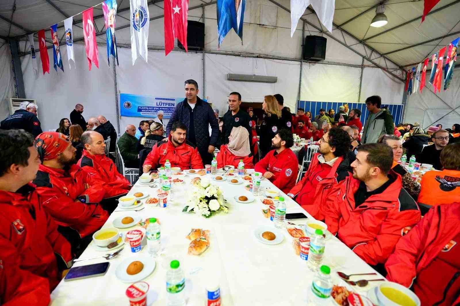 Kartal Belediyesi, Afet ve Arama Kurtarma ekiplerini iftar sofrasında buluşturdu
