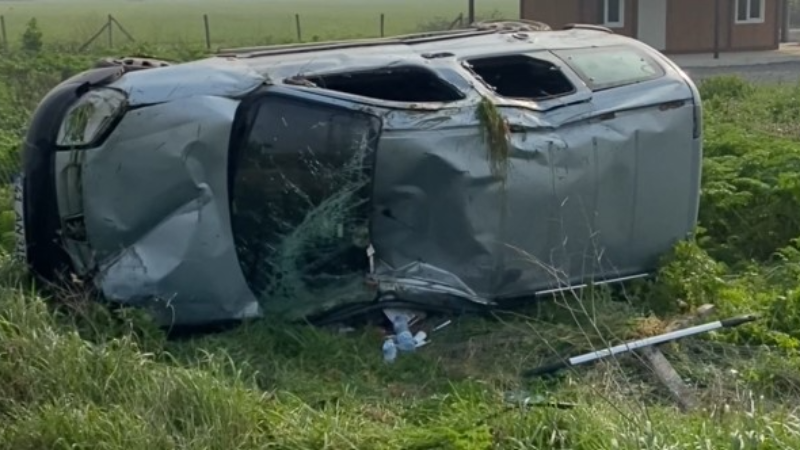 Tarlaya uçan aracın sürücüsü yaralandı