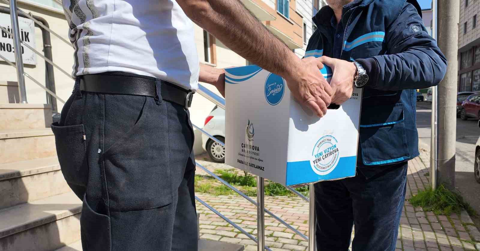 Çayırova’da ihtiyaç sahibi ailelere gıda kolisi dağıtılıyor