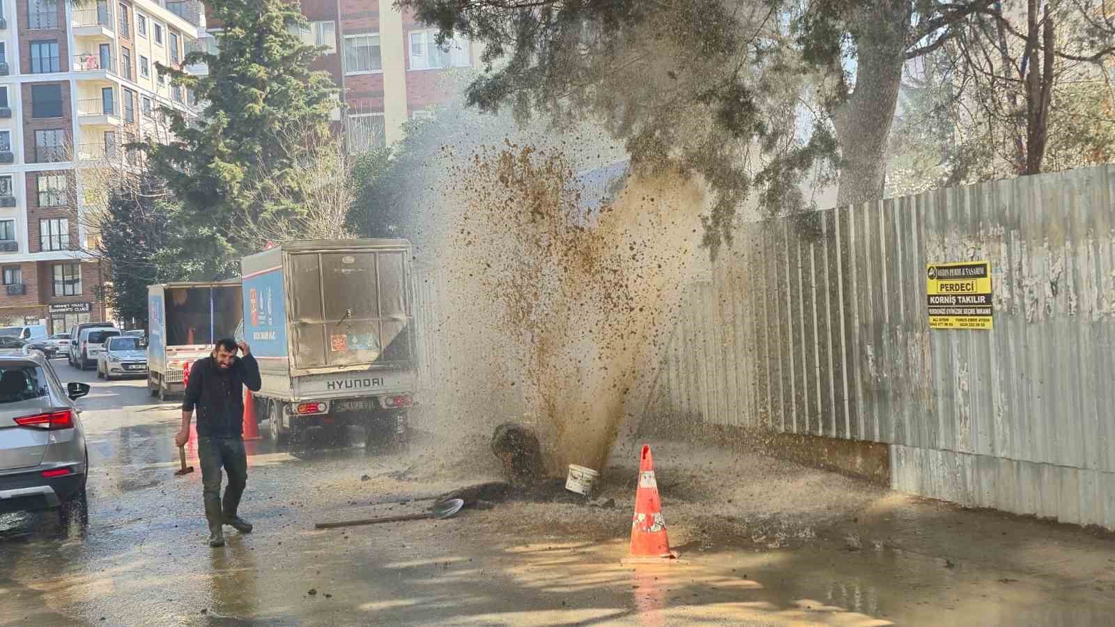 Kadıköy’de inşaat çalışmasında boru patladı: Sular apartman boyunu aştı