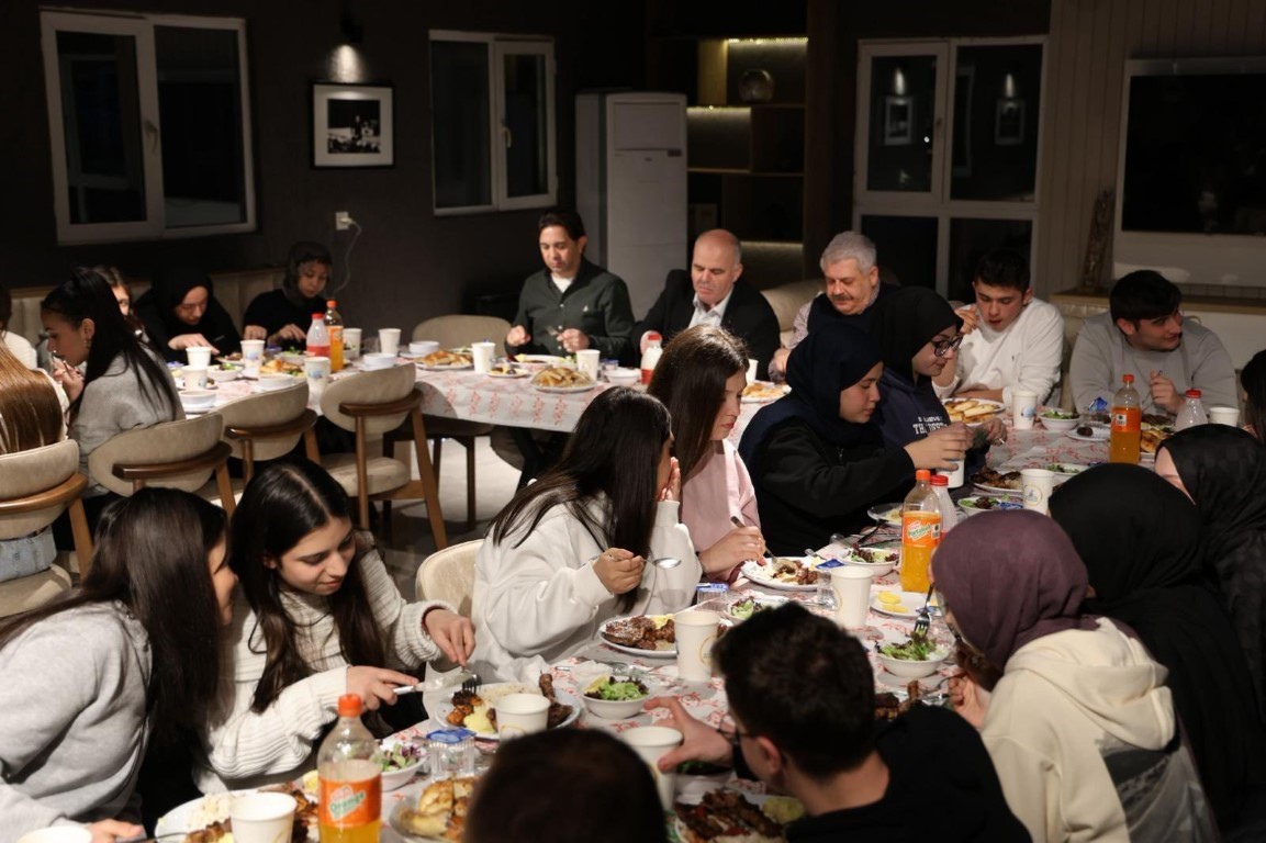 Kartepe’de gençler "Bir Sofra Bir Hikaye" iftarında buluştu
