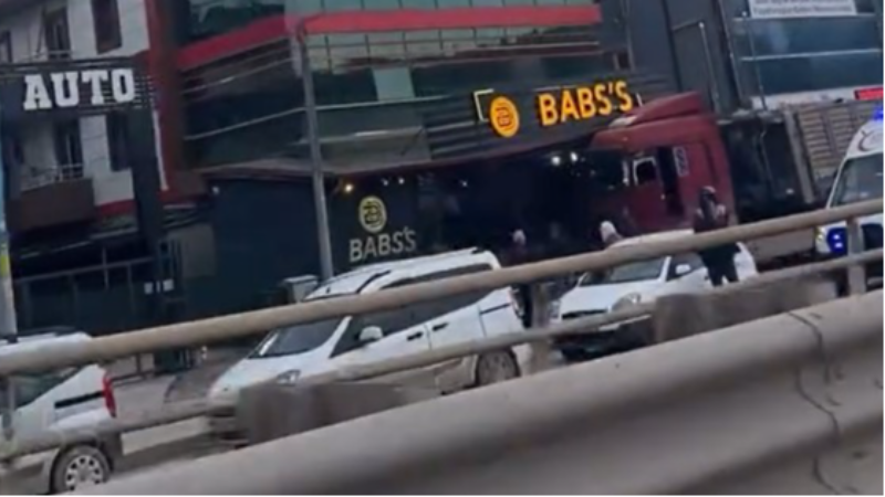 Kontrolden çıkan tır işletmeye çarptı