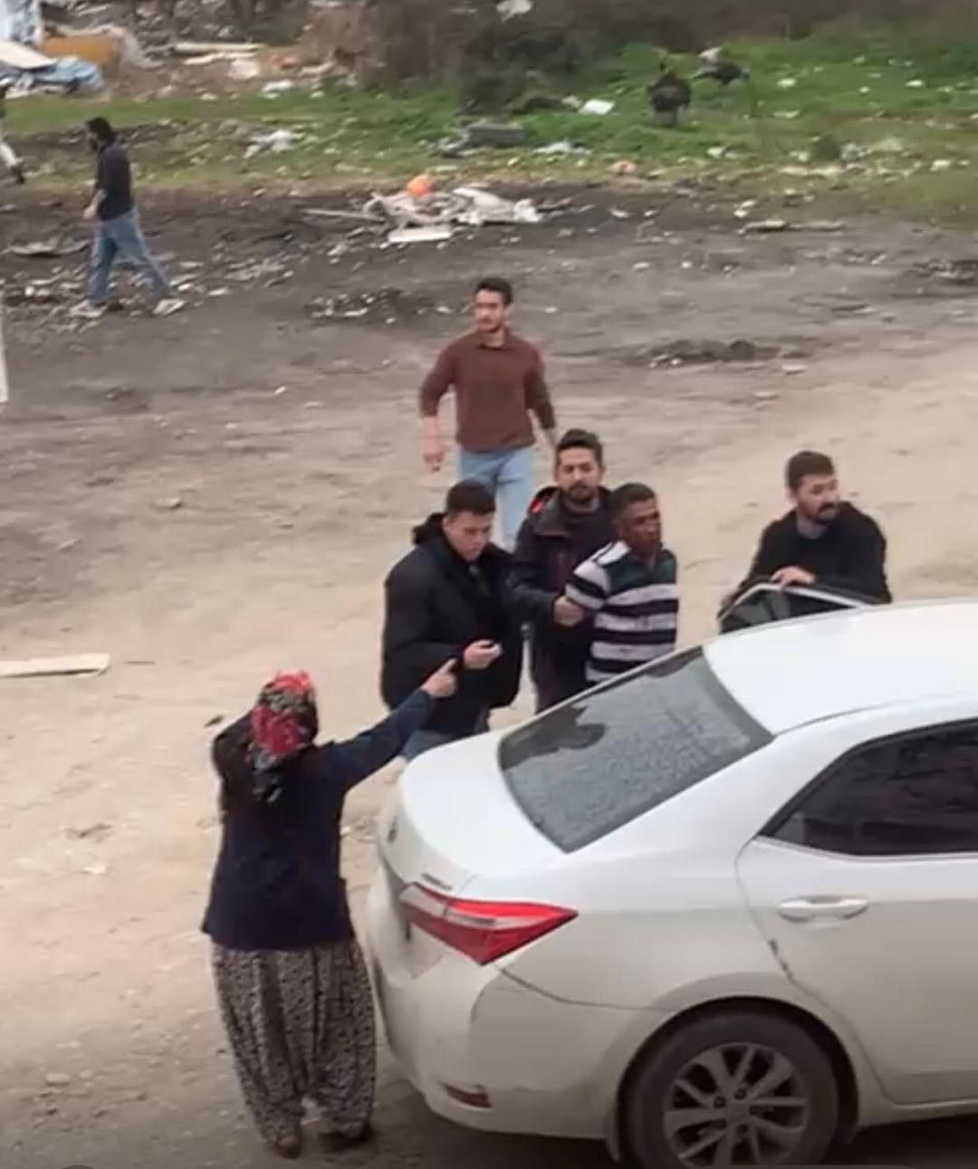 Sakarya’da hareketli dakikalar: Firariyi vermemek için polise direndiler
