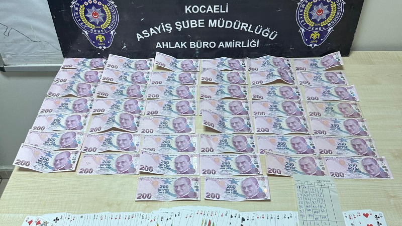 Kumar oynarken polise yakalandılar