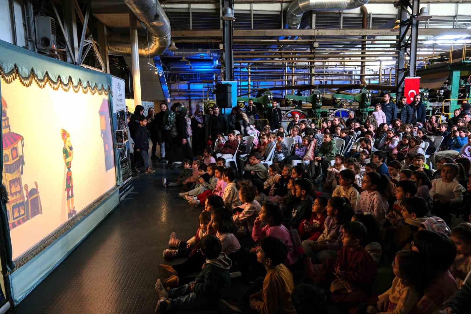 Çocuklar geleneksel gölge gösterisi ile eğlenceli anlar yaşadı