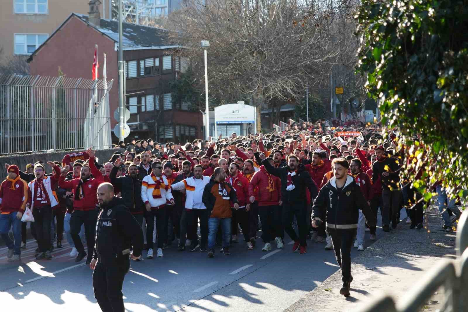 Galatasaray taraftarı, Dolmabahçe’ye geldi
