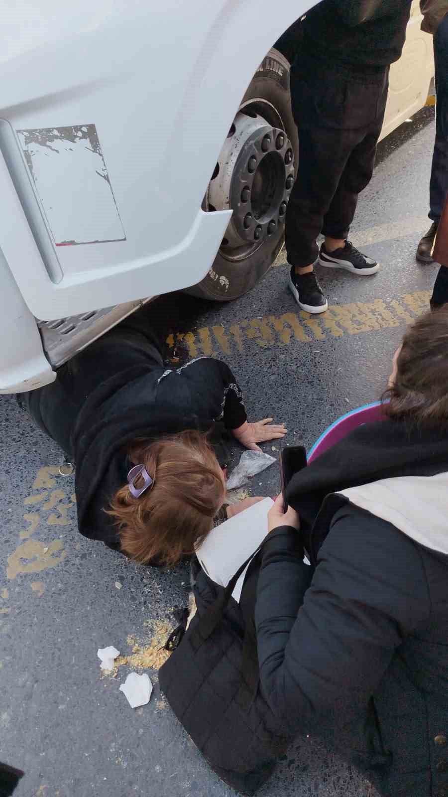 Küçükçekmece’de tırın çarptığı kadın yaralandı: Kaza anı kamerada
