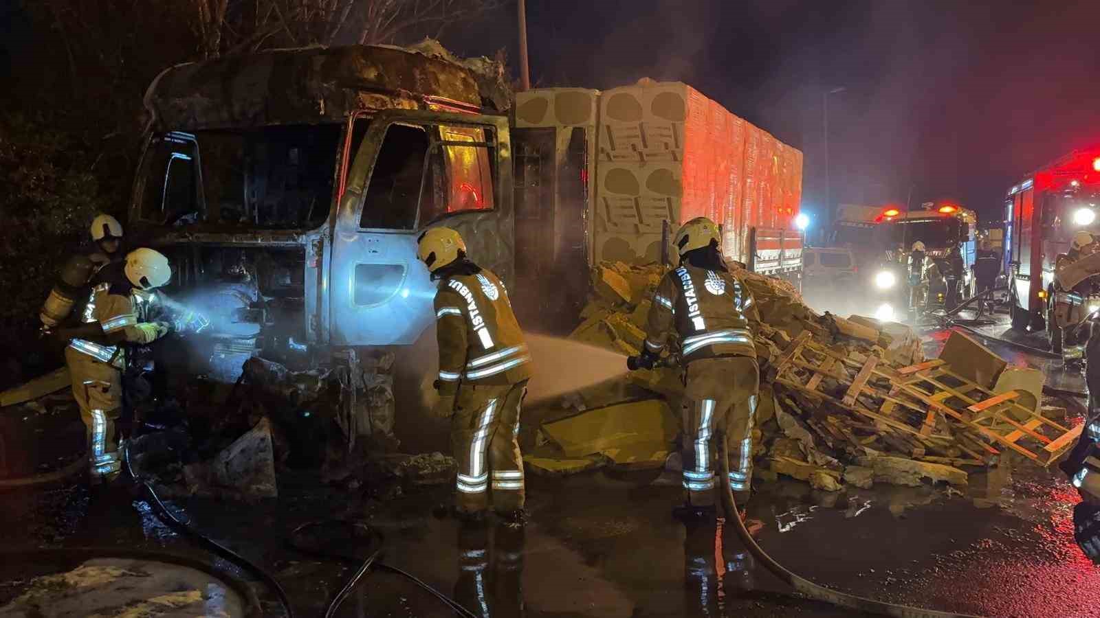 Tuzla’da korkutan tır yangını
