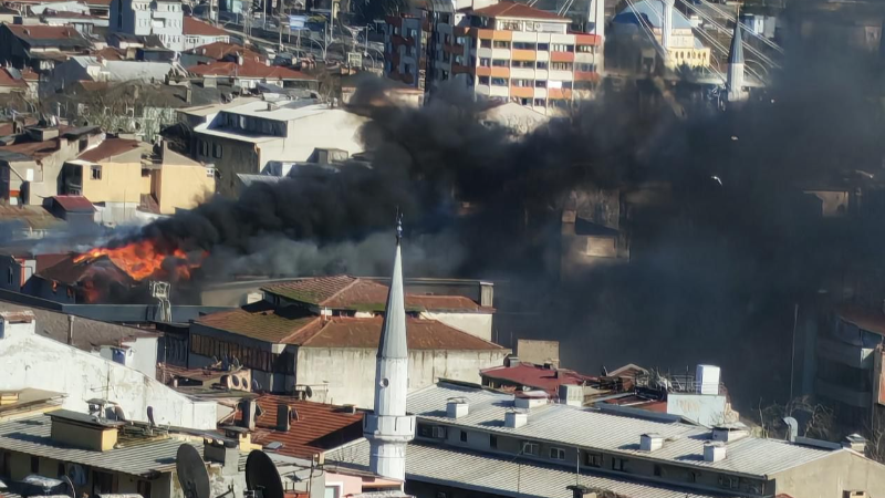 Çarşıda AVM alev alev yanıyor