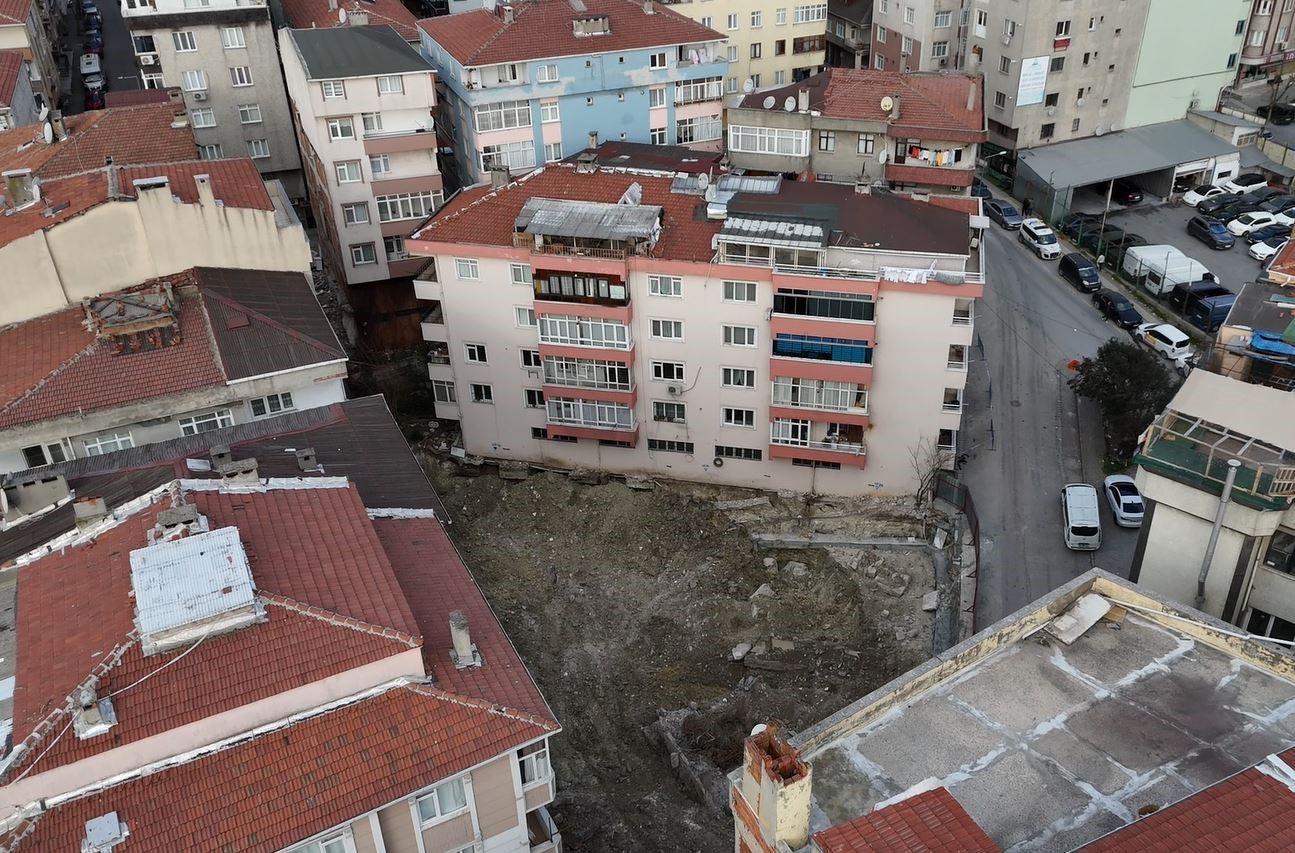 Bahçelievler’de temeli kayan bina havadan görüntülendi
