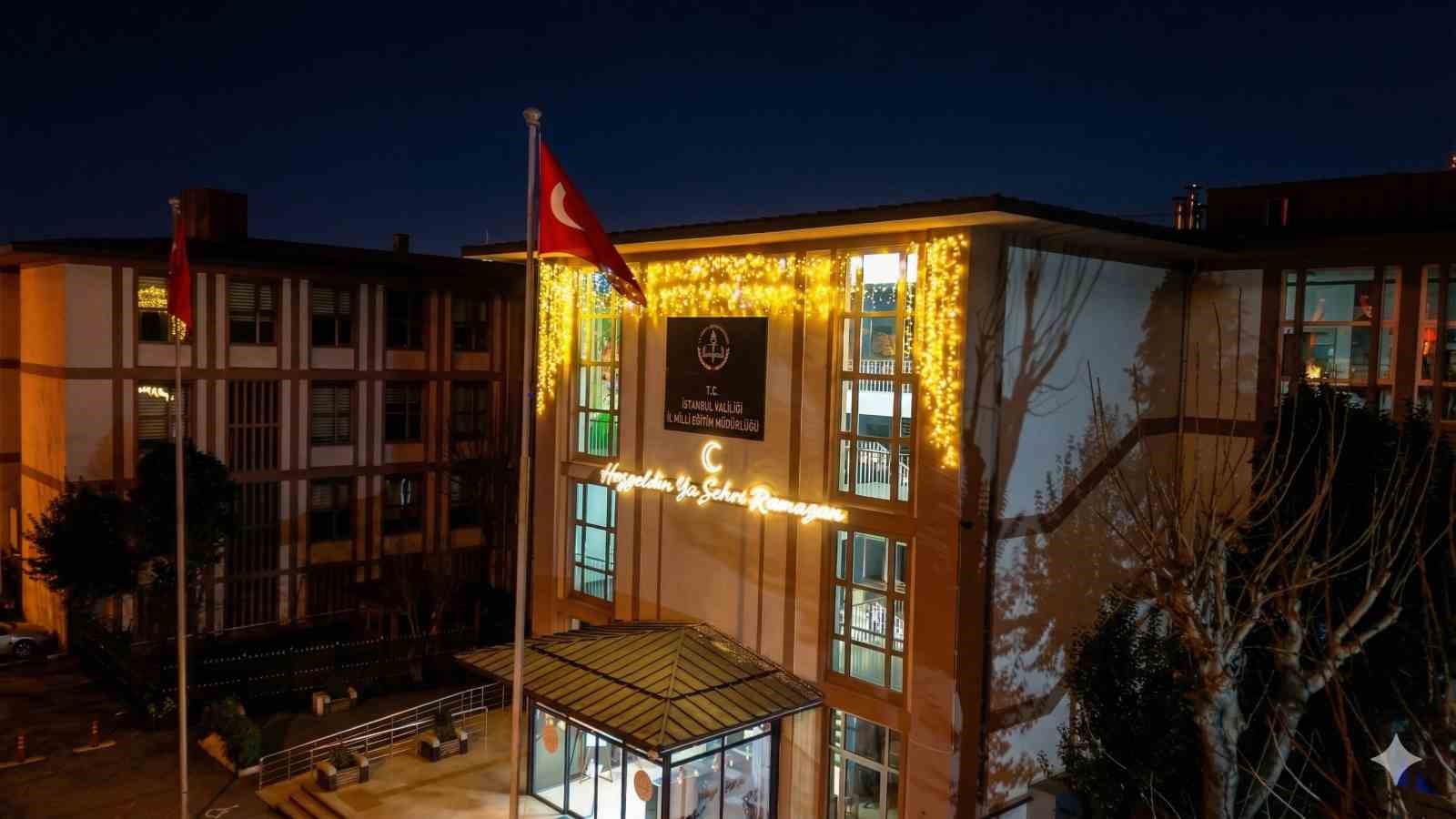 İstanbul’da bu yıl okulların sadece içi değil, dışı da Ramazan’la aydınlandı
