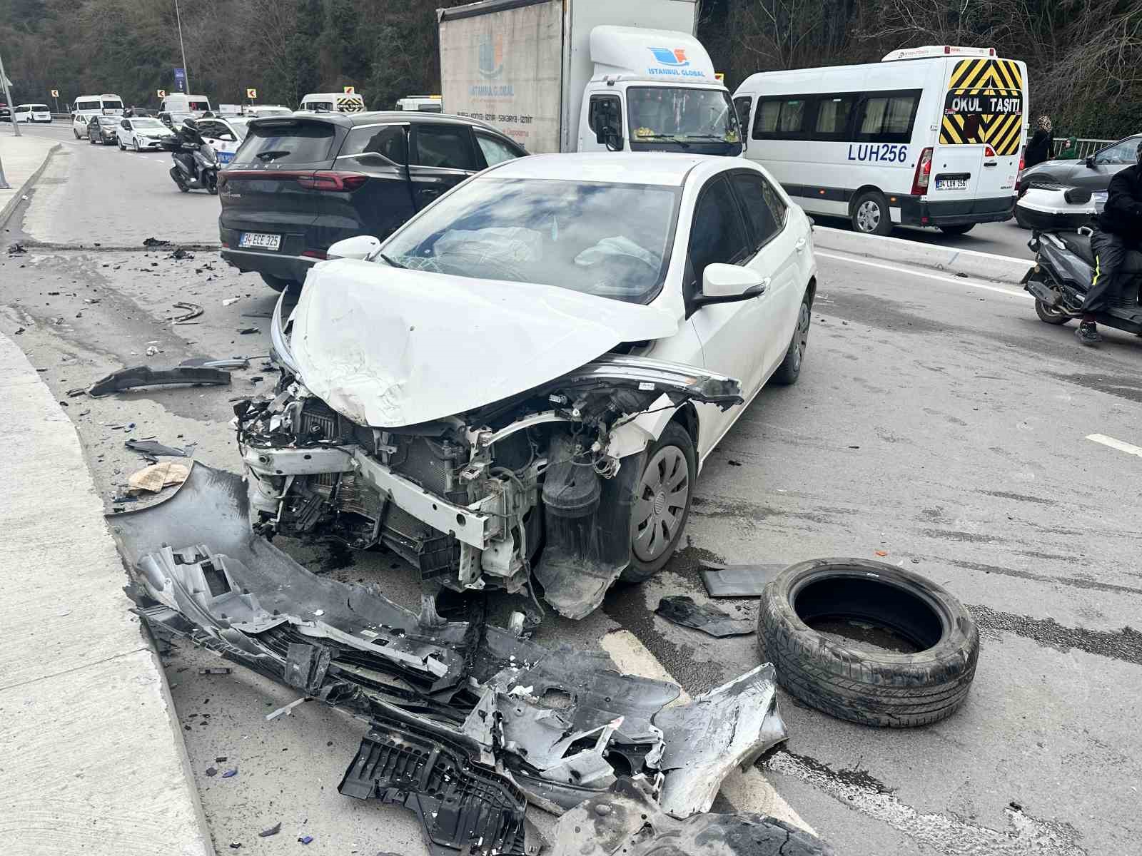 Sarıyer’de otomobil karşı şeride geçti, 4 araç birbirine girdi:  4 yaralı
