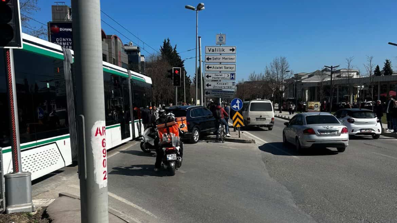 Kırmızı ışıkta geçen otomobile tramvay çarptı