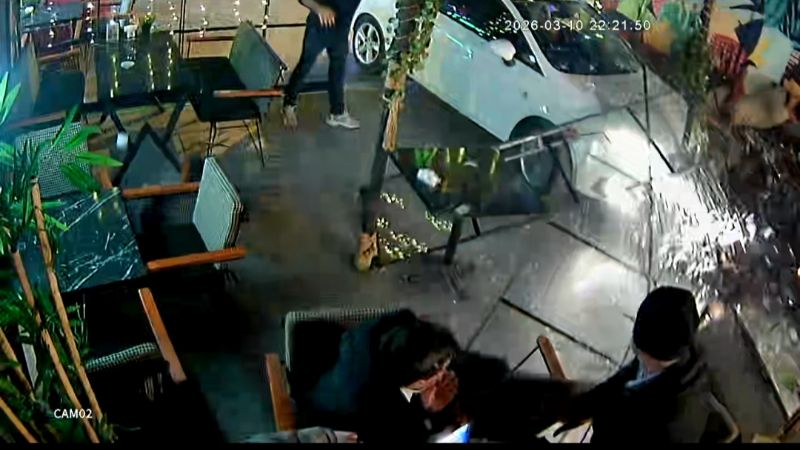 Otomobil kafeye daldı:2 yaralı