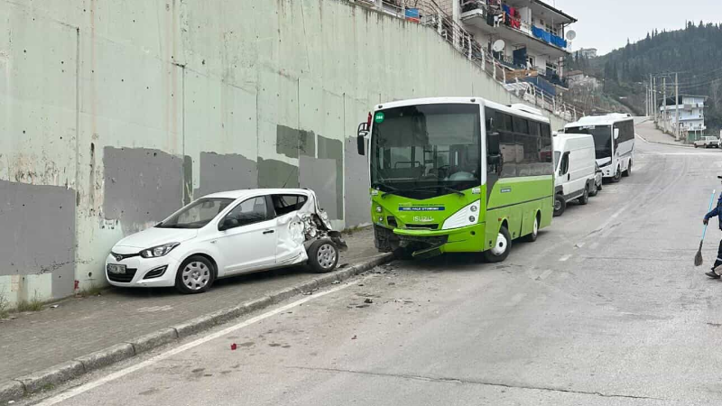 Kontrolden çıkan otobüs park halindeki araçlara çarptı