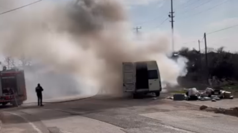 Yukarı Hereke’de kargo aracı alev aldı