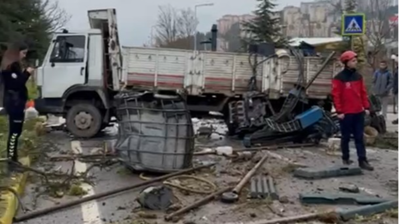 Geri kayan kamyon karşı şeride geçti