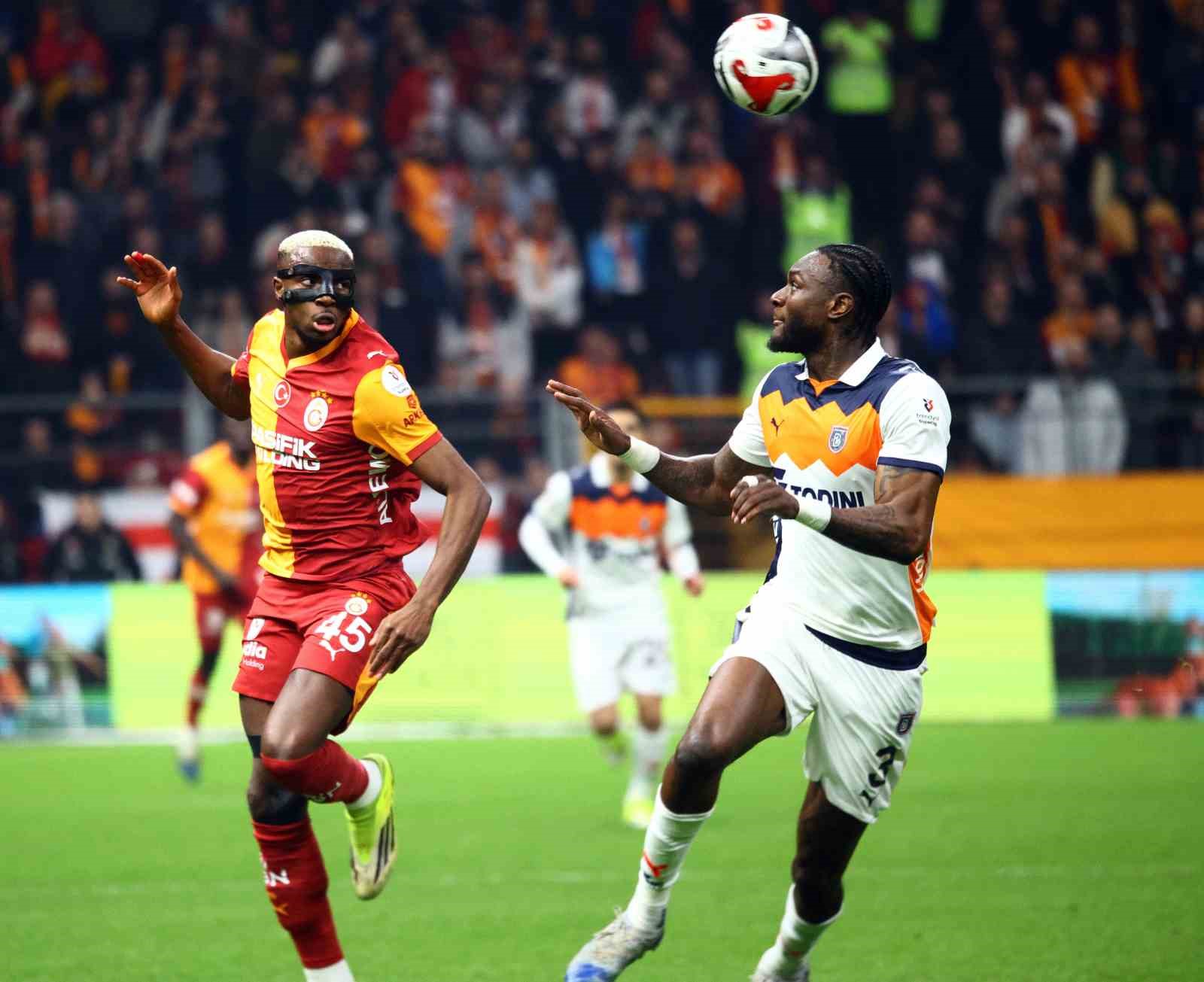 Trendyol Süper Lig: Galatasaray: 0 - RAMS Başakşehir: 0 (İlk yarı)
