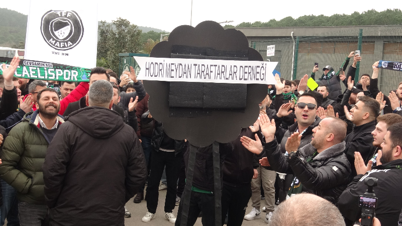 Kocaelispor taraftarları, TFF önüne siyah çelenk bıraktı