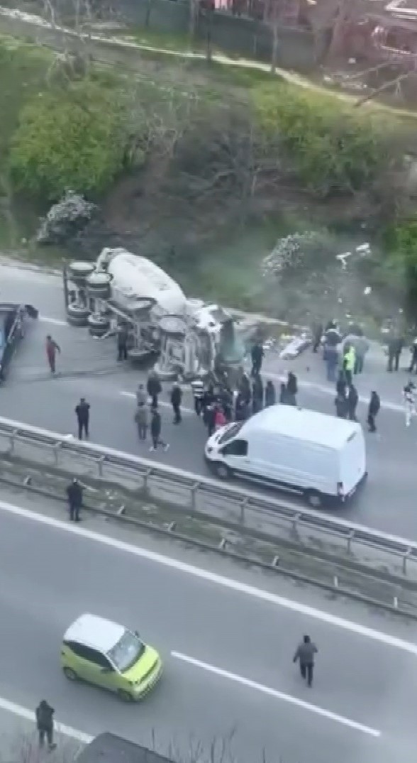 Ümraniye’de araca çarpan beton mikseri devrildi: 1 yaralı