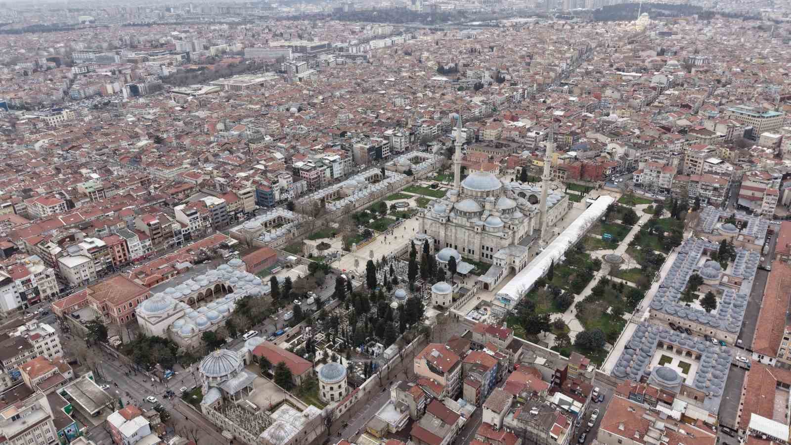 İlber Ortaylı’nın defnedileceği Fatih Camii haziresi dronla görüntülendi
