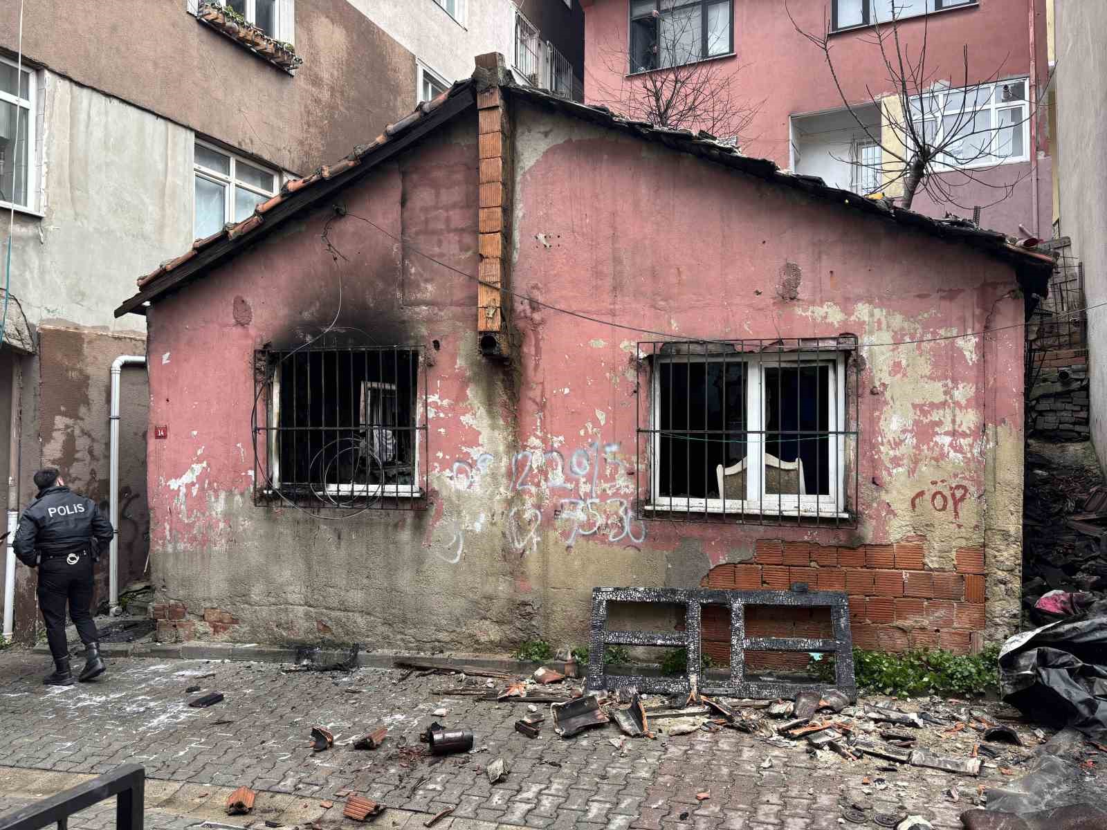 Kağıthane’de gecekondu alevlere teslim oldu: 1 ölü
