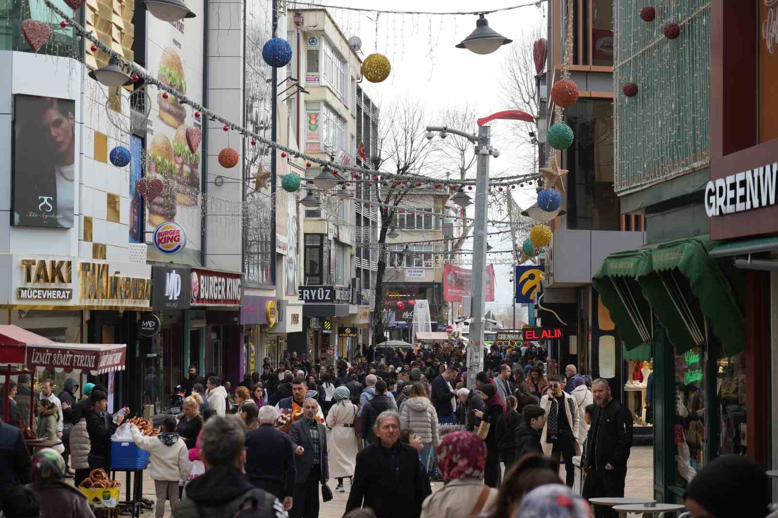 İzmit sokaklarında bayram alışverişi hareketliliği