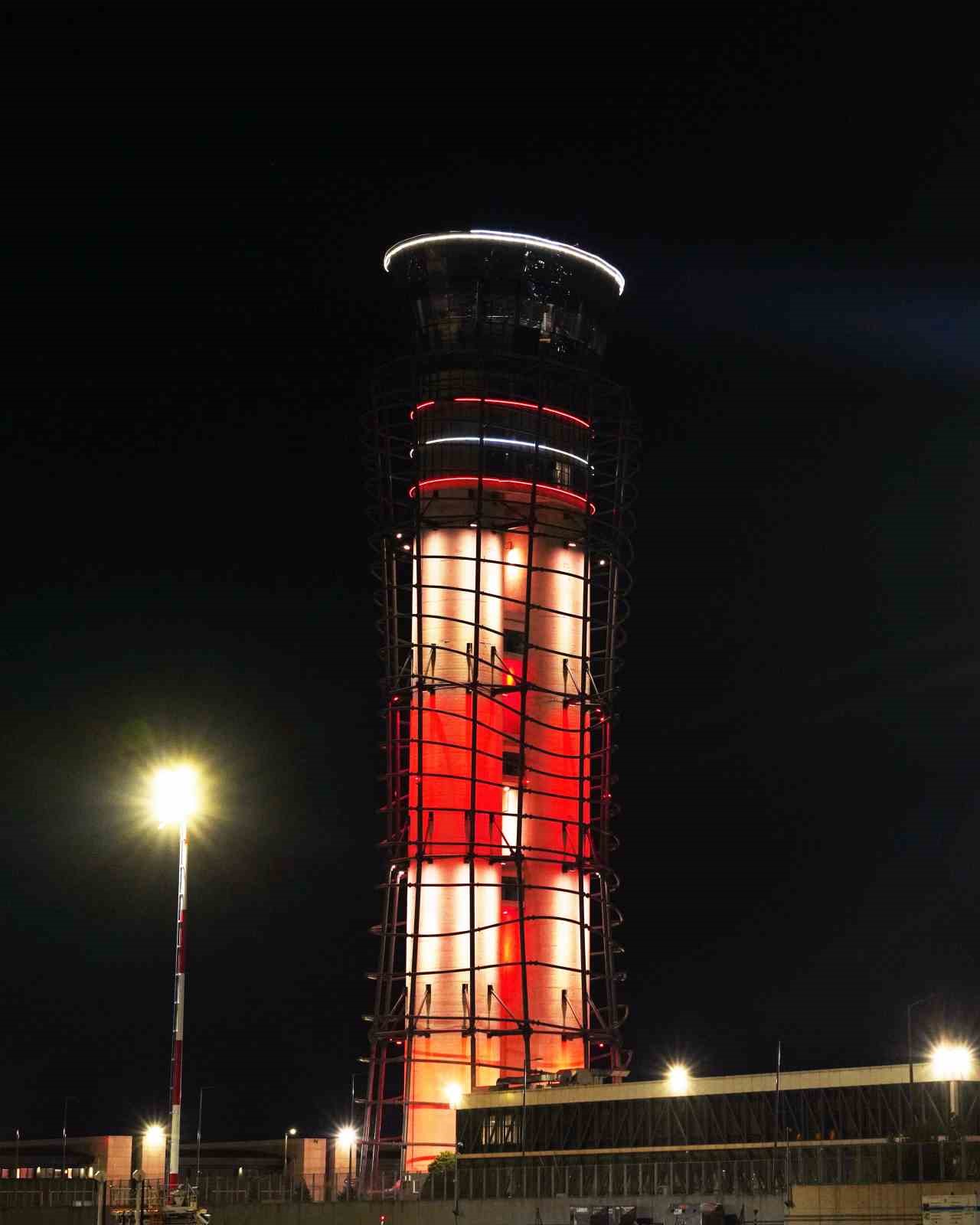 Sabiha Gökçen’de Çanakkale ruhu gökyüzüne yansıdı: ATC, Türk bayrağı renkleriyle aydınlatıldı
