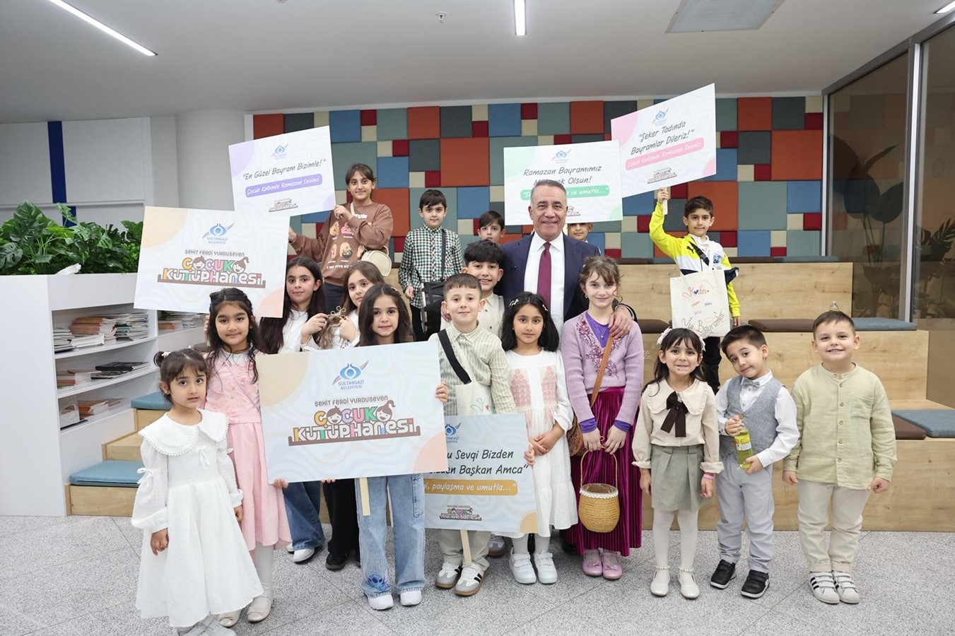 Sultangazi Belediyesi’nde çocuklardan bayram kutlaması
