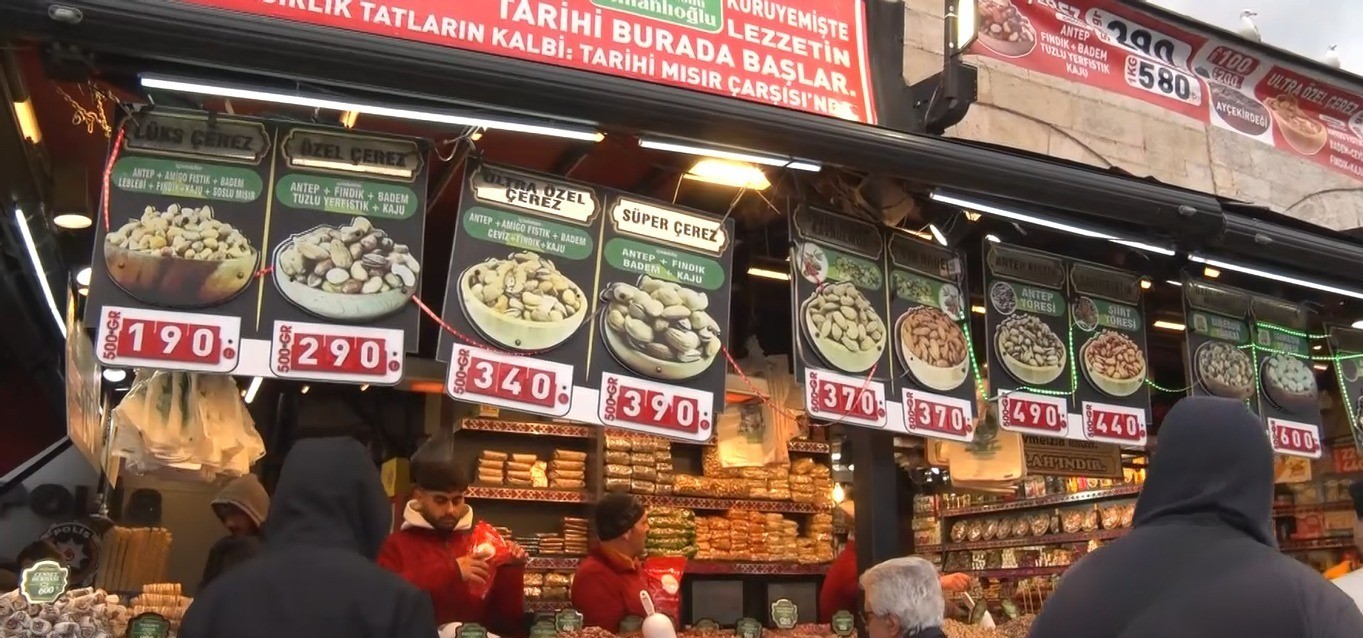 Eminönü’nde bayram alışverişi hareketliliği
