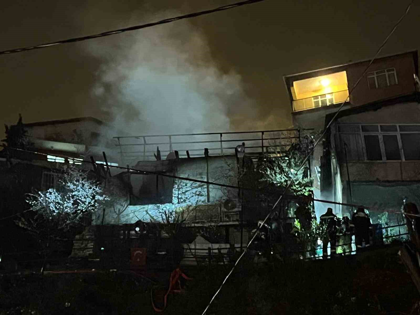 Sarıyer’de iki gecekondu alev alev yandı: 6 yaralı
