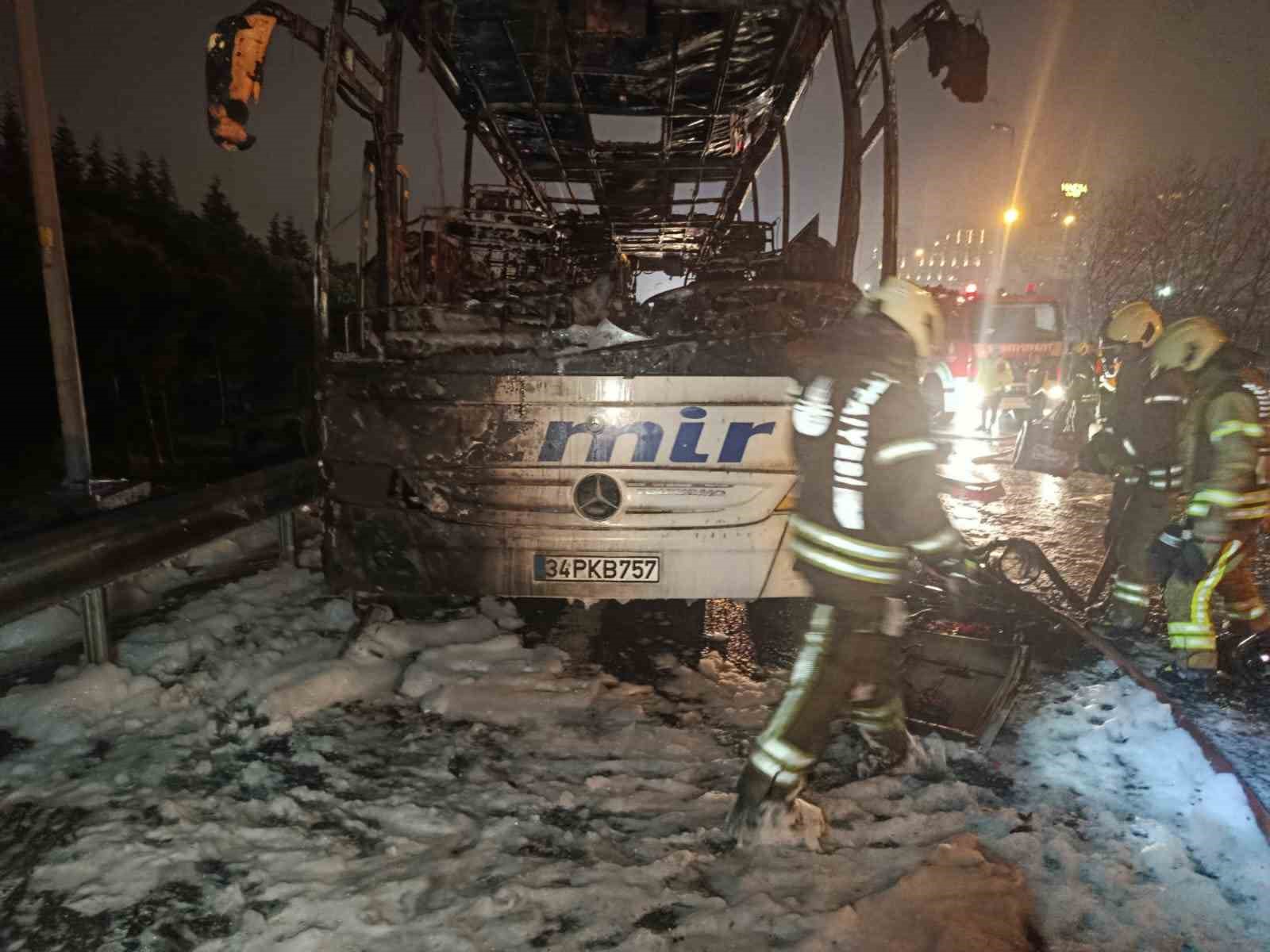 Bağcılar TEM’de yolcu otobüsü alevlere teslim oldu