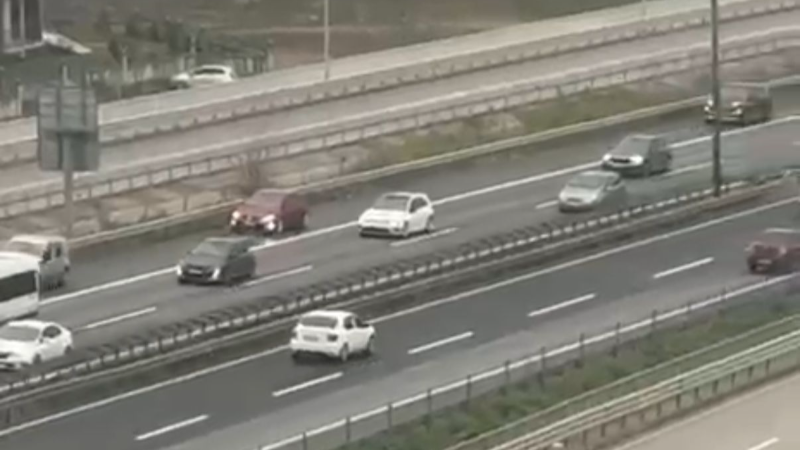 TEM'de akılalmaz görüntüler...Kaza trafiğine girmemek için otoyolda ters yönde gittiler