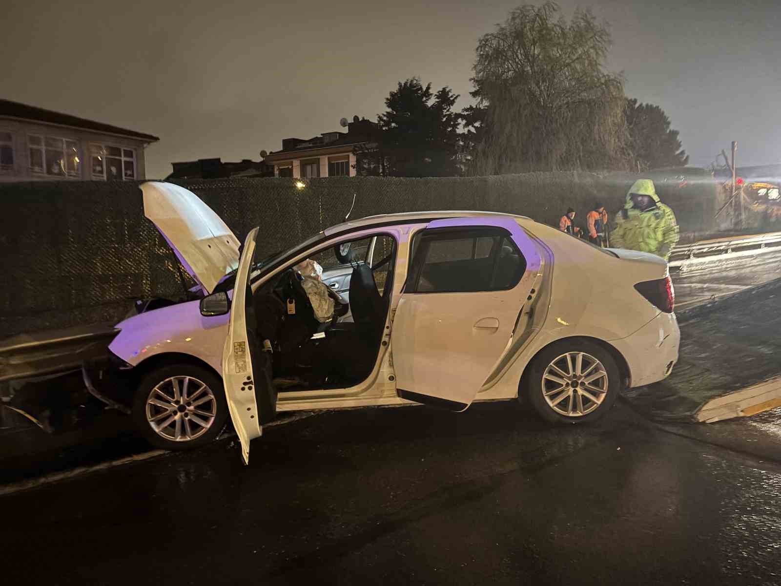 Eyüpsultan’da bir araç bariyerlere girdi: 3 kişi yaralandı