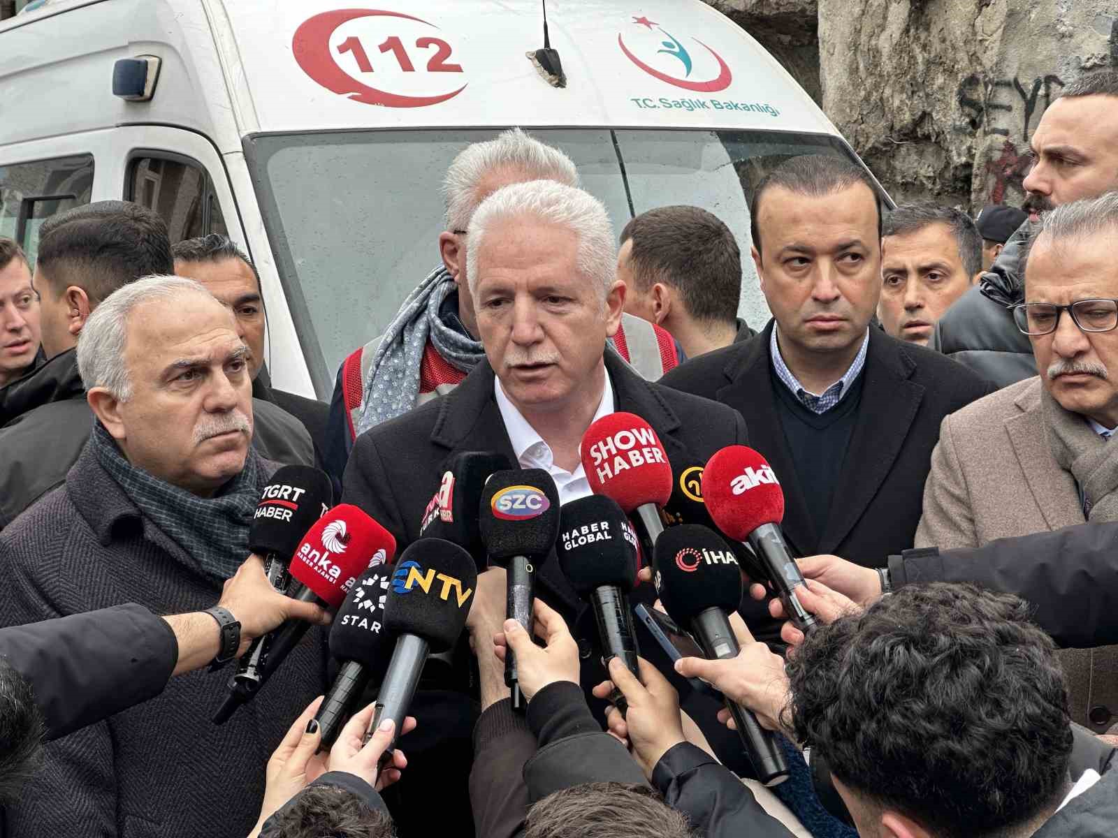 İstanbul Valisi Gül: "9 kişi göçük altında kaldı, 7 kişi hastaneye sevk edildi"